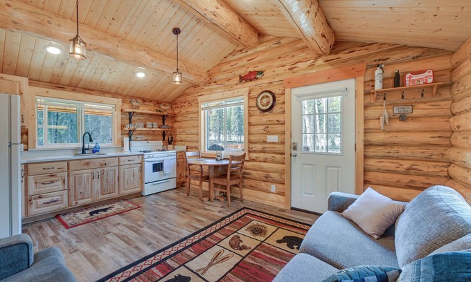 Soldotna Cabina | Woodsy Cabin Near Kenai River: Great for Anglers!