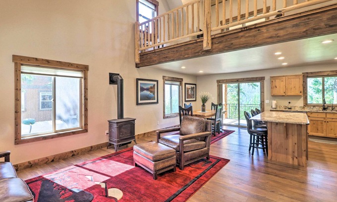 Bigfork Cabina | Woodsy 'Lakeview' Cabin w/ Fire Pit & Balcony