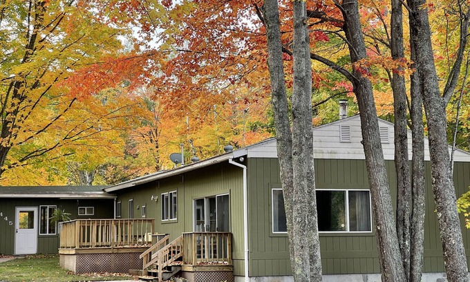 Upper Peninsula Michigan Casa | Woodsy spacious retreat close to Golfing & Mqt Mountain!
