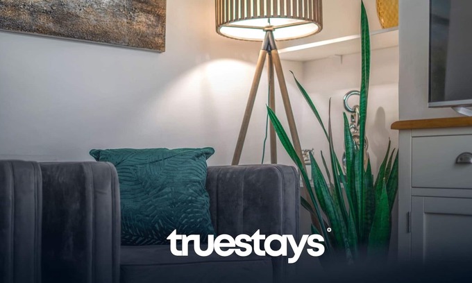 Cannock Casa | Woodview House by Truestays Serviced Accommodation