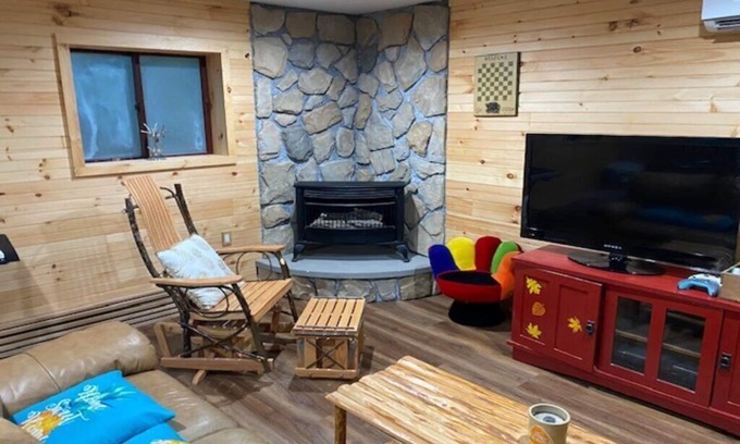 Hamlin Casa | Woody Retreat Intimate Chalet + Oak Sauna