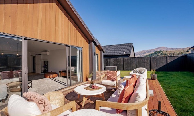 Lowburn Casa | Wooing Retreat - Cromwell Holiday Home