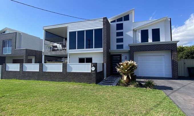 Woonona Casa | Woonona Beach House a few steps from patrolled beach, parks and cafes