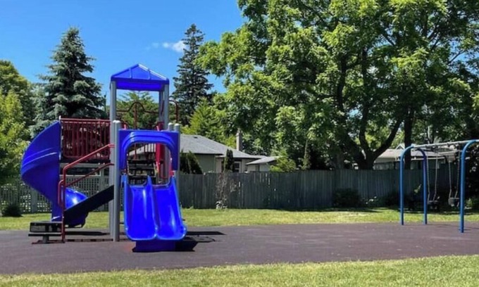 Port Hope Apartamento | Work-friendly bed/sit with private deck