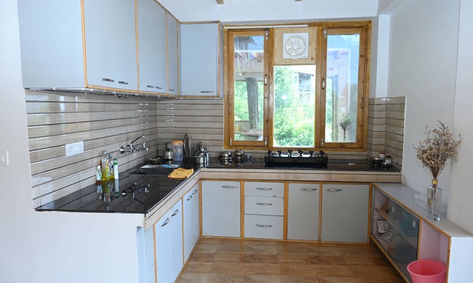 Manali Apartamento | Work from Himalaya, Work from mountains, Majhachi apartments.