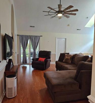 New Bern Casa | Work Groups Welcome! 3 Bedroom House with screened in porch