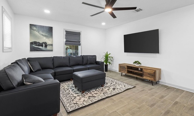 Lake Charles Casa | Work Hard, Rest Easy Oasis! 3BR, Central Air, Pet Friendly, Easy Commute
