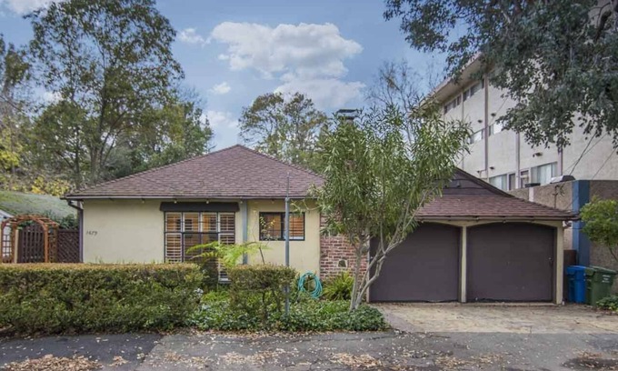Walnut Creek Casa | Walnut Creek, Bay Area Creekside Cottage