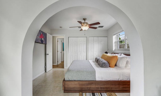 South Corals Casa | Work & Play Retreat. Private Office. 1GB Internet