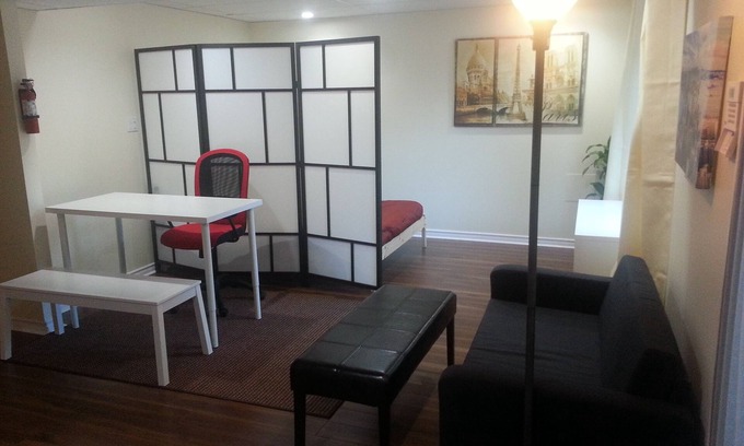 Ottawa Division Casa | Work-Play Suite Near The Ottawa Airport & LRT