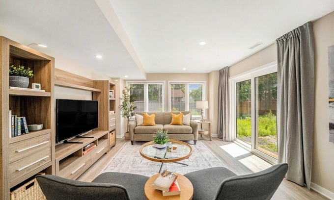 Ottawa Division Casa | Work & Relax | Fast WiFi | 1BR+Office | Private Fenced Yard | 30+ Nights