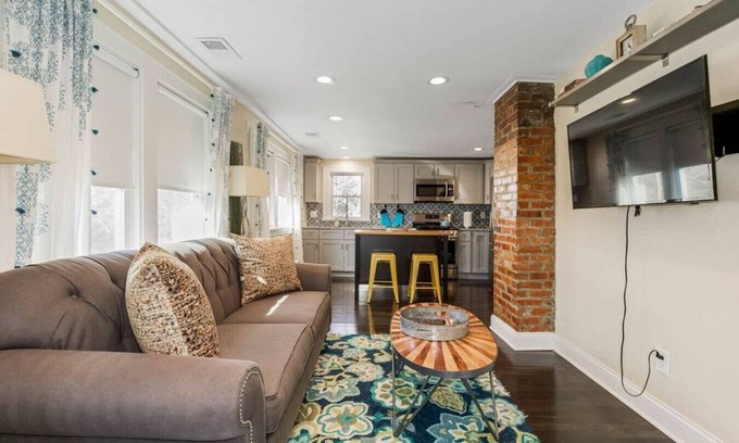 Kansas City Apartamento | Work & Relax in KC: Comfortable 2nd Floor Apt (2BR/2BA)| Near Plaza