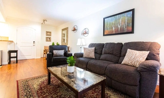 Ridgecrest Apartamento | ★Work & Relax ~ Quiet Oasis, ♛Queen Bed, Pool, Pkg