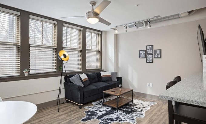 Hanover Place Apartamento | ✔ Work Remote! King Bed Midtown KC ✔