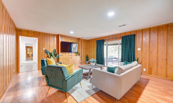 Beaumont Casa | Workers Haven - Pet Friendly- Patio - Fiber Wi-Fi - King Bed