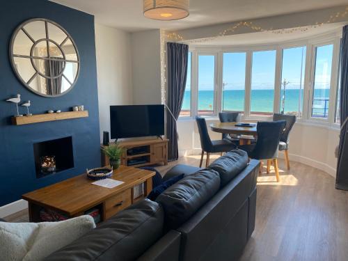 Worthing Apartamento | WORTHING BEACH 180 - 2 bed seafront apartment with private parking