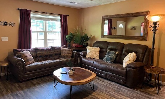 Sevierville Cabina | WOW 🤩 3BR Cabin just 2 miles to Dollywood + Arcades!