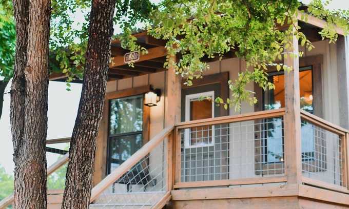 Seguin Cabina | Wow! Brand new Creekfront Cabin! Hot tub, hiking, kayaking & more! - SG6