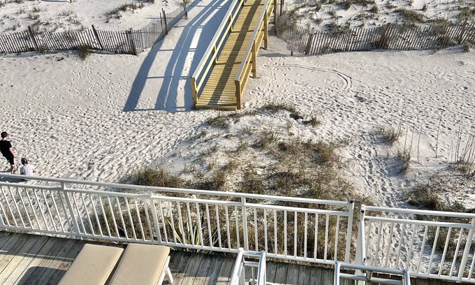 Villa Sabine Casa | WOW Free 4 Pet, Closest to the Gulf Luxury 4 Bed,3Bath 3 Decks Sleeps 14 2200 SF