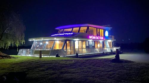 White Sands Alquiler De Eote | Wow Houseboats Pty Ltd
