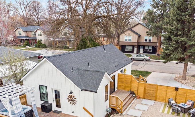 Depot Bench Casa | WOW! QUALITY ECLECTIC LUX HOME w/ Hot Tub, Gourmet Kitchen, + DOG Friendly! 5 min to BSU!