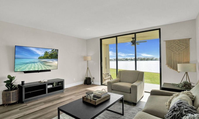 Lantana Condominio | Wow! Waterfront condo & Boat dock@Palm Beach