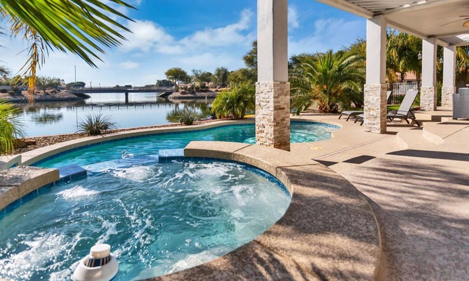 Arrowhead Lakes Casa | Increíble casa frente al mar con kayaks, piscina climatizada privada, spa, ¡SIN cargo adicional! Parrilla de barbacoa, piscina / ping pong!