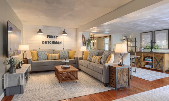 Annville Casa | Wowza! Hot Tub, Theater Room + Stock Tank Pool 15 Minutes To Hershey Attractions