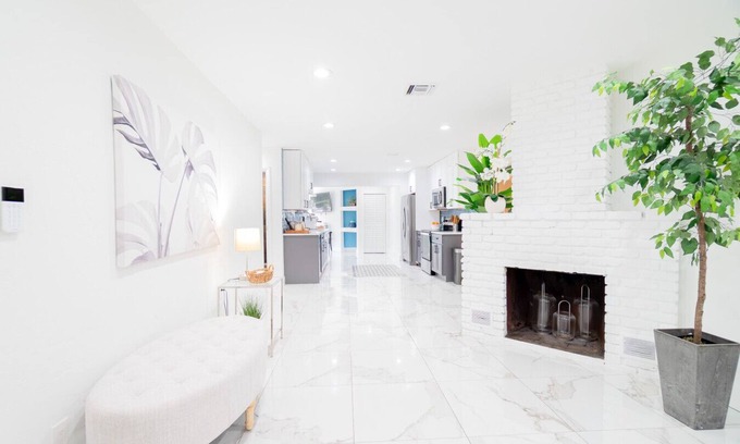 Southwest Casa | WPB Elegant 5BR with Hot Tub and Fire Pit Near Beach