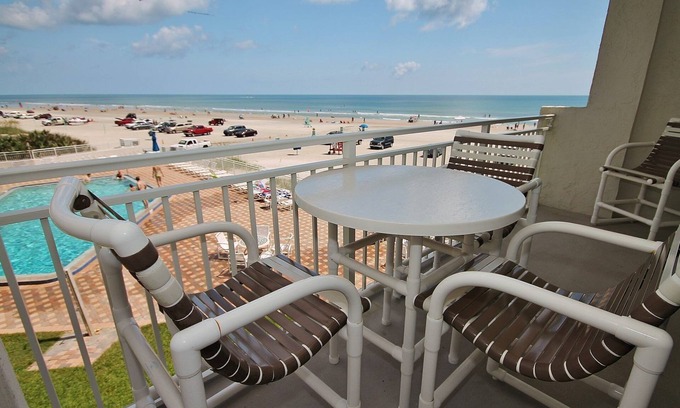 New Smyrna Beach Condominio | Amplio condominio en la playa con vista directa al mar para ti y Fido