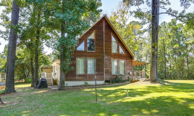 Hemphill Casa | Wraparound Porch: Toledo Bend Reservoir Retreat!
