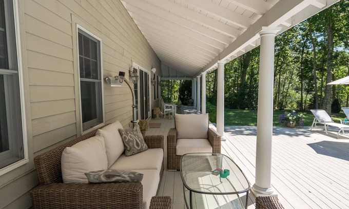North Haven Casa | Nuevo listado: Casa de Sag Harbor escondida en 3 acres de bosque con piscina climatizada, impresionantes interiores