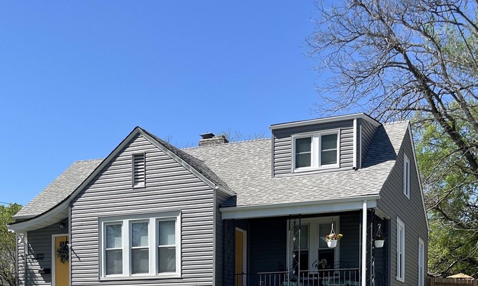 Lake Forest Estates Casa | Wren’s Hideaway Sleeps 8 Historic downtown neighborhood Charming & Relaxing