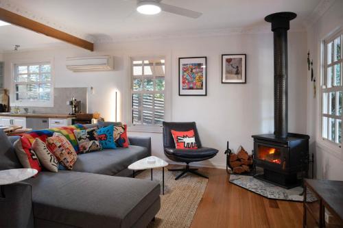 Daylesford Casa | Wrenwood Cottage- outdoor spa in serene setting