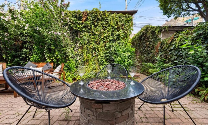 Lakeview Apartamento | Wrigley 4BR Home, Sleeps 10, Firepit
