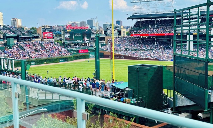Wrigleyville Apartamento | Wrigley Field Views & Cubs Vibes – Stay Across the Street!