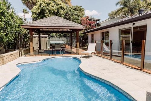 Maroochydore Casa | 'Wrigley House' - Pool Jaccuzi Dog Friendly