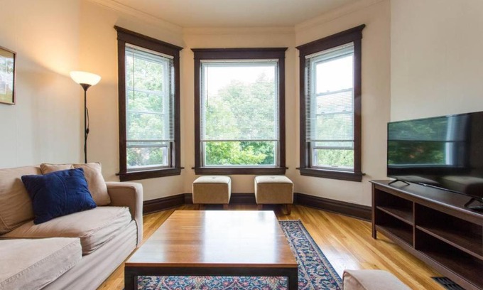 Lakeview Apartamento | Wrigley Oasis! Steps from the Field! - 3BD 1BA