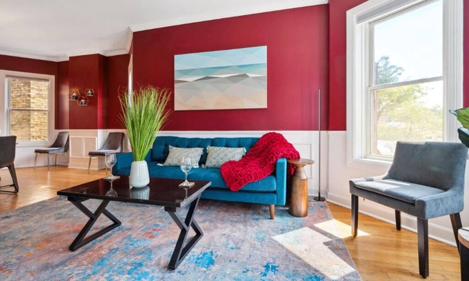 Wrigleyville Apartamento | Wrigleyville 2BR w/Parking, Firepit & Workspace for Remote Work