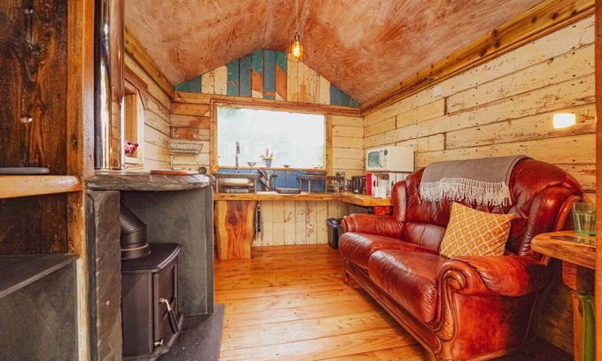 Whitland Apartamento | Writing Shed Wales - Alpacas, Views, Log Fire