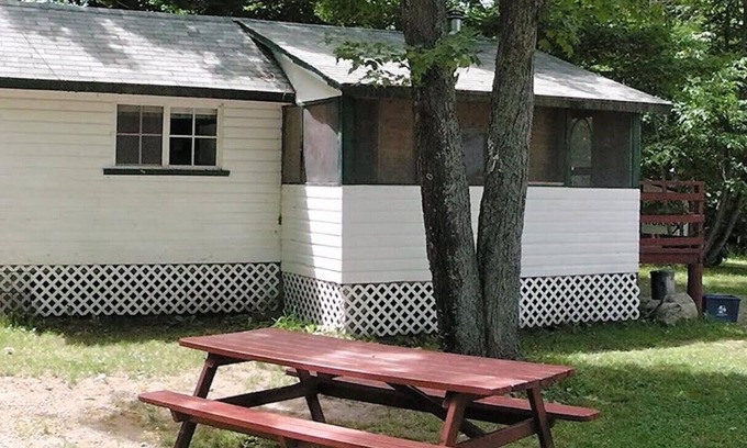 Manitoulin District Cabaña | Wuthering Heights Cottage 9