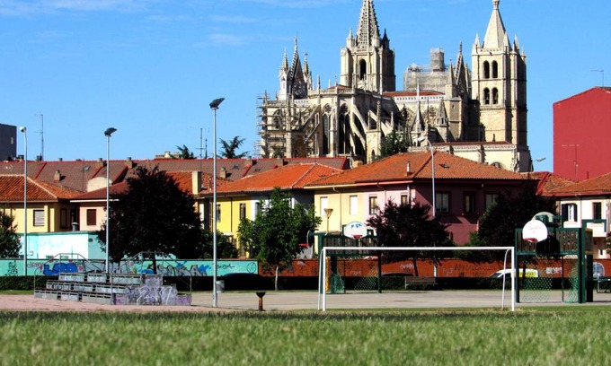 León Apartamento | www Parques de la Catedral travel com Parking privado Gratis