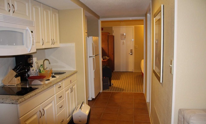 Yachting Village Apartamento | Wyndham Inn at The Harbor- Hotel Suite for 4, with Kitchenette and Living Room!