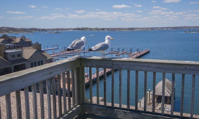 Historic Hill Complejo | Wyndham Inn on the Harbor 1-Bedroom Suite – Coastal Charm in Newport, RI