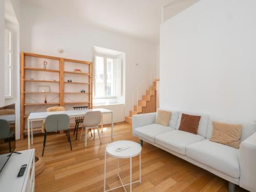 Porta Tenaglia Apartamento | Xenia Apartments - Attic studio apartment in Chinatown