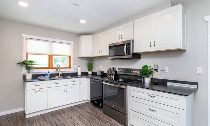 Moorhead Casa | 4 min to MSUM I Xbox I XL Fenced Yard I Games