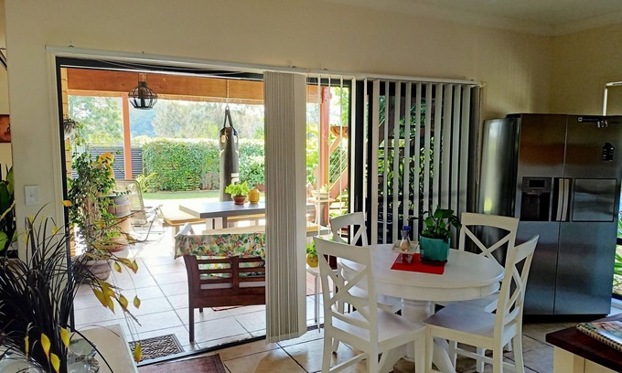 Oxenford Apartamento | XL Popular Retreat on River near Warner Brothers Theme Parks