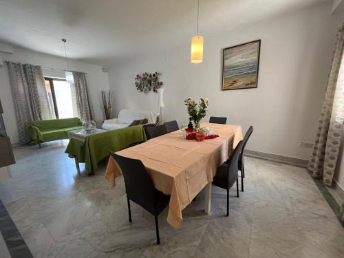Gzira Apartamento | XL Spacious Apartment, 4-BR Home in Central Area, WALK to Sliema - St Julian's