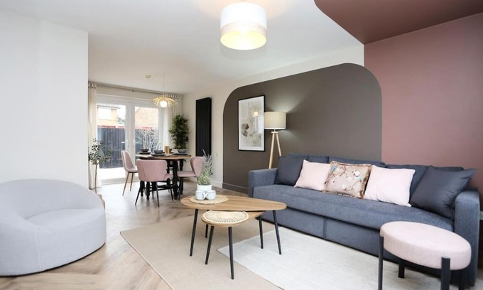 Blackpool Casa | xxBrand Newxx sleeps 8, stylish japandi house