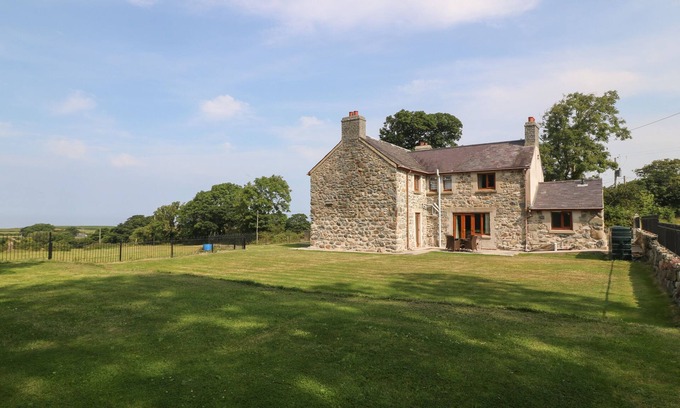 Dinas Cabaña | Y BERTH DDU FARMHOUSE, country holiday cottage in Clynnog Fawr